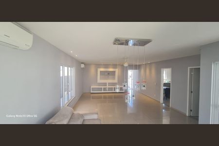 Sala de casa de condomínio para alugar com 3 quartos, 360m² em Itaipuaçu, Maricá