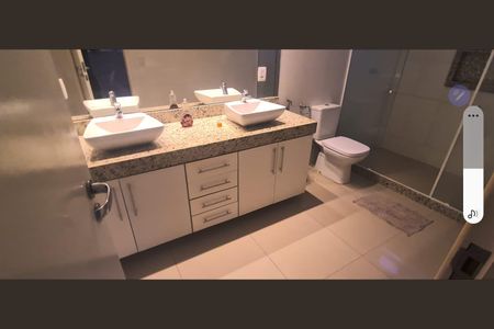 Casa de condomínio para alugar com 360m², 3 quartos e 2 vagas Casa de condomínio para alugar com 360m², 3 quartos e 2 vagasBanheiro