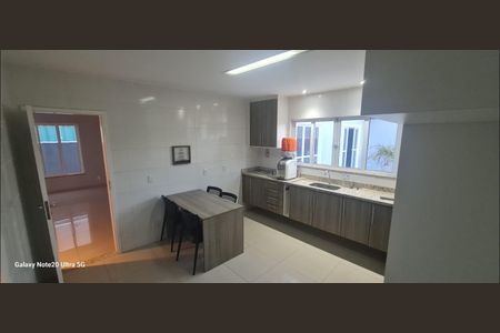 Casa de condomínio para alugar com 360m², 3 quartos e 2 vagas Casa de condomínio para alugar com 360m², 3 quartos e 2 vagasCozinha