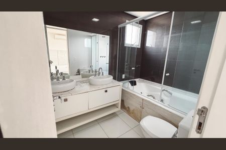 Apartamento à venda com 126m², 3 quartos e 2 vagasBanheiro da Suíte 3
