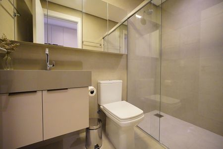 Banheiro de kitnet/studio para alugar com 1 quarto, 54m² em Trindade, Florianópolis