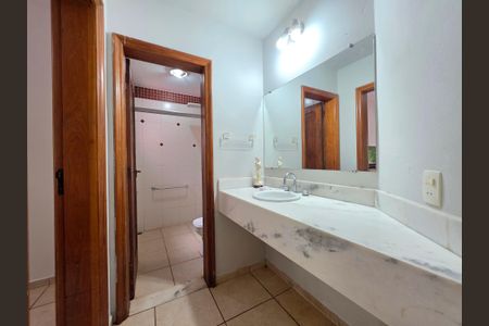 Casa de condomínio à venda com 255m², 4 quartos e 4 vagas Casa de condomínio à venda com 255m², 4 quartos e 4 vagasBanheiro Social 1 andar