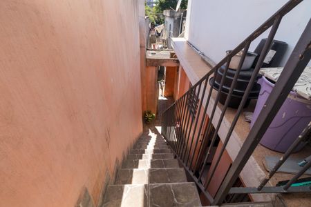 Casa à venda com 172m², 5 quartos e 1 vagaEscada de acesso casa 2