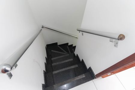 Apartamento para alugar com 65m², 2 quartos e 1 vagaEscada