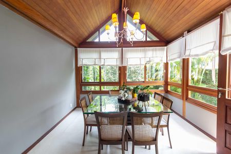 Casa à venda com 300m², 4 quartos e 2 vagasSala de jantar