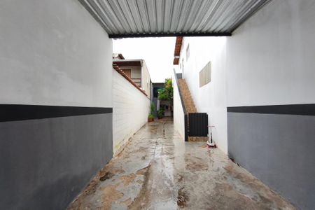 Casa à venda com 2m², 2 quartos e 2 vagas Casa à venda com 2m², 2 quartos e 2 vagasCorredor - Quintal