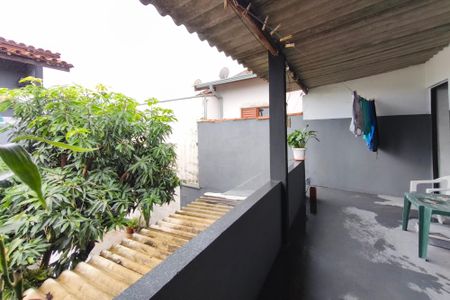 Casa à venda com 2m², 2 quartos e 2 vagas Casa à venda com 2m², 2 quartos e 2 vagasQuintal