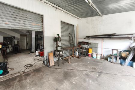 Casa à venda com 2m², 2 quartos e 2 vagas Casa à venda com 2m², 2 quartos e 2 vagasQuintal