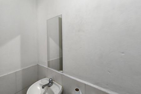 Casa à venda com 2m², 2 quartos e 2 vagas Casa à venda com 2m², 2 quartos e 2 vagasCasa 2 - Banheiro