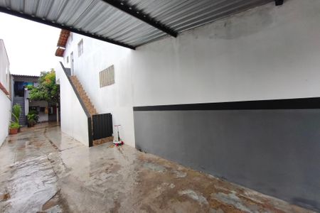 Casa à venda com 2m², 2 quartos e 2 vagas Casa à venda com 2m², 2 quartos e 2 vagasCorredor - Quintal