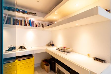 Apartamento à venda com 150m², 3 quartos e 3 vagas Apartamento à venda com 150m², 3 quartos e 3 vagasEscritorio