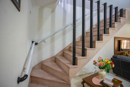 Casa à venda com 198m², 3 quartos e 3 vagas Casa à venda com 198m², 3 quartos e 3 vagasEscada