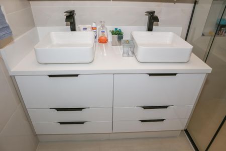 Apartamento à venda com 150m², 4 quartos e 2 vagas Apartamento à venda com 150m², 4 quartos e 2 vagasBanheiro da Suíte 1