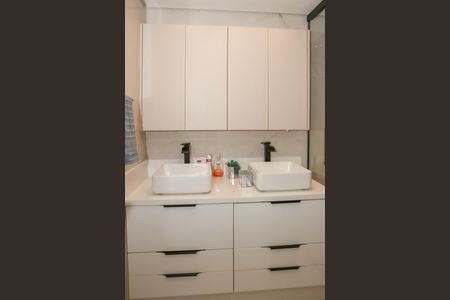 Apartamento à venda com 150m², 4 quartos e 2 vagas Apartamento à venda com 150m², 4 quartos e 2 vagasBanheiro da Suíte 1