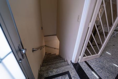 Casa para alugar com 245m², 3 quartos e 10 vagasEscada