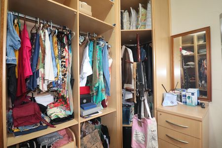 Casa à venda com 478m², 5 quartos e 5 vagasCloset Quarto 1 suíte