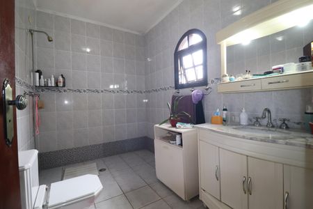 Casa à venda com 478m², 5 quartos e 5 vagasBanheiro Quarto 1 suíte