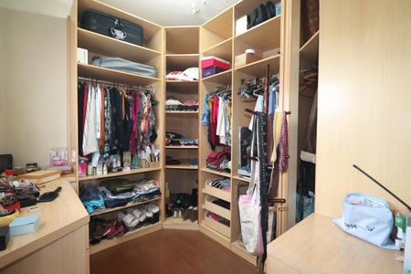 Casa à venda com 478m², 5 quartos e 5 vagasCloset Quarto 1 suíte