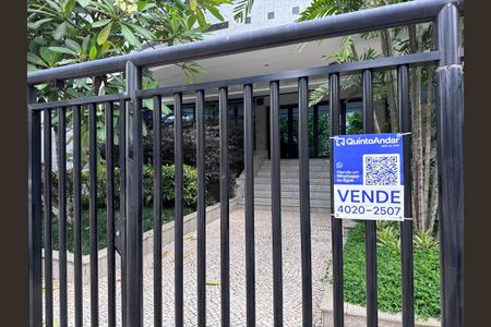 Apartamento à venda com 199m², 4 quartos e 3 vagas Apartamento à venda com 199m², 4 quartos e 3 vagasPlaquinha Quinto Andar