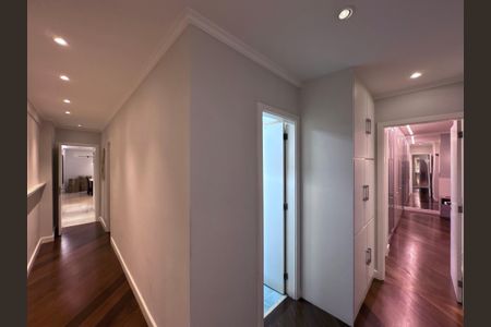 Apartamento à venda com 199m², 4 quartos e 3 vagas Apartamento à venda com 199m², 4 quartos e 3 vagasCorredor