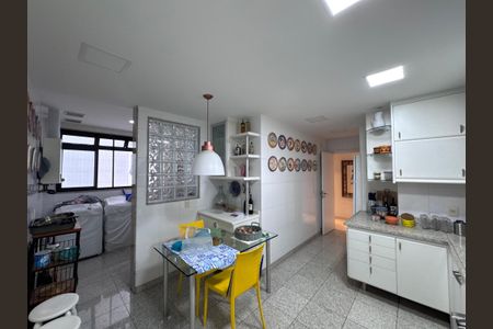Apartamento à venda com 199m², 4 quartos e 3 vagas Apartamento à venda com 199m², 4 quartos e 3 vagasCozinha e Área de Serviço