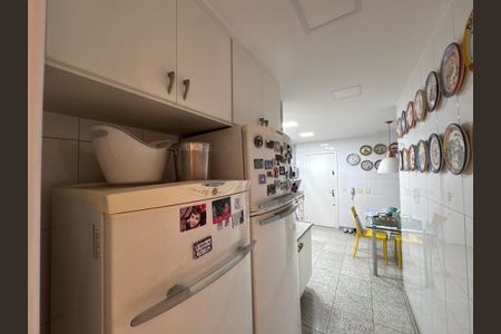 Apartamento à venda com 199m², 4 quartos e 3 vagas Apartamento à venda com 199m², 4 quartos e 3 vagasCozinha e Área de Serviço