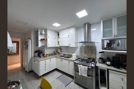 Apartamento à venda com 199m², 4 quartos e 3 vagas Apartamento à venda com 199m², 4 quartos e 3 vagasCozinha e Área de Serviço
