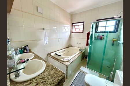 Casa à venda com 222m², 3 quartos e 4 vagasBanheiro da Suíte