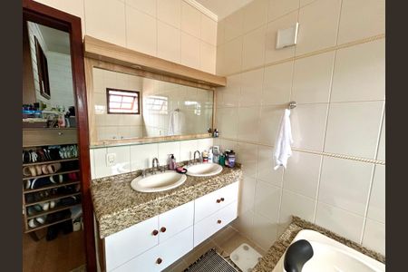 Casa à venda com 222m², 3 quartos e 4 vagasBanheiro da Suíte