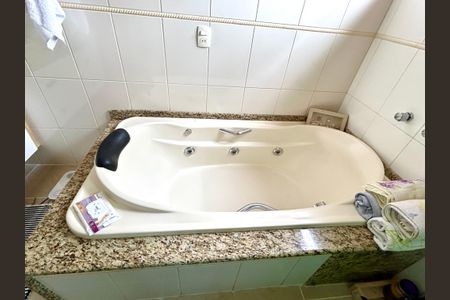 Casa à venda com 222m², 3 quartos e 4 vagasBanheiro da Suíte