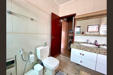 Casa à venda com 222m², 3 quartos e 4 vagasBanheiro da Suíte