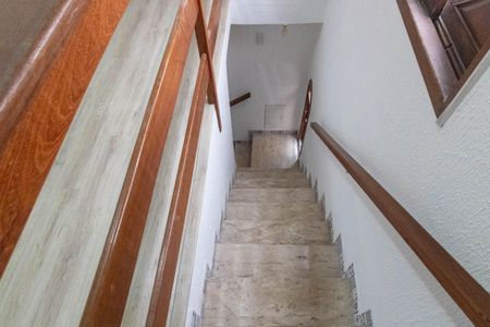 Casa para alugar com 200m², 4 quartos e 1 vagaEscada