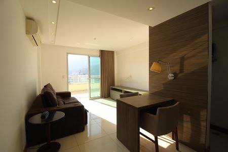 Sala de kitnet/studio para alugar com 1 quarto, 85m² em Jacarepaguá, Rio de Janeiro