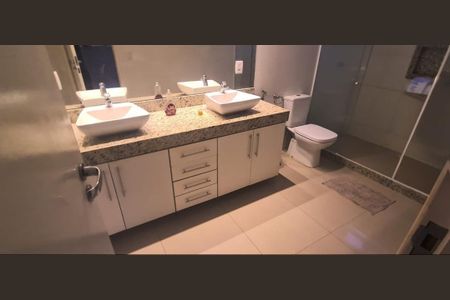 Casa de condomínio para alugar com 240m², 3 quartos e 2 vagasBanheiro