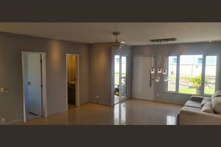 Sala de casa de condomínio para alugar com 3 quartos, 240m² em Itaipuaçu, Maricá