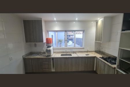 Cozinha de casa de condomínio para alugar com 3 quartos, 240m² em Itaipuaçu, Maricá