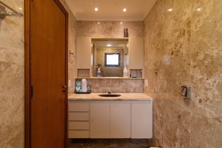 Apartamento à venda com 278m², 4 quartos e 3 vagasBanheiro do quarto 3 Suíte