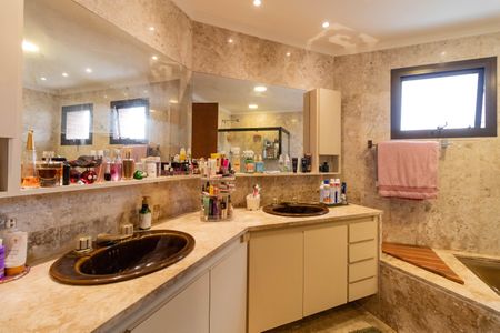 Apartamento à venda com 278m², 4 quartos e 3 vagasBanheiro do quarto 4 Suíte