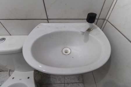 Banheiro de kitnet/studio para alugar com 1 quarto, 23m² em Itaquera, São Paulo