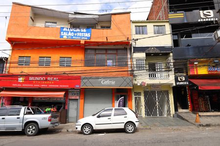 Apartamento para alugar com 23m², 1 quarto e sem vagaFachada do prédio - Placa instalada na grade da janela - Código da placa: YEQA-96