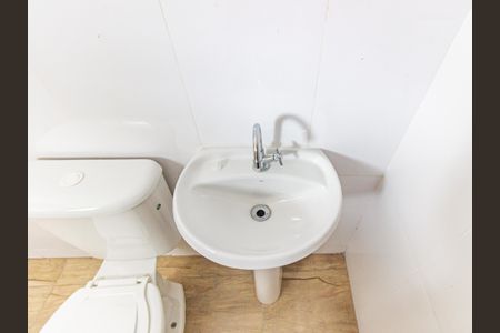 Casa à venda com 100m², 3 quartos e sem vaga Casa à venda com 100m², 3 quartos e sem vagaBanheiro