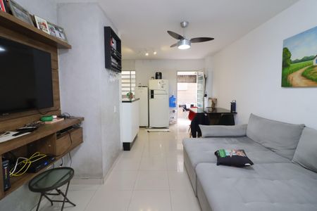 Sala de casa de condomínio à venda com 2 quartos, 66m² em Santa Maria, Osasco
