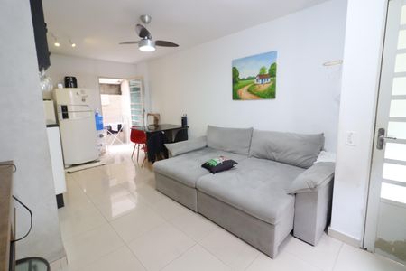 Casa de condomínio à venda com 66m², 2 quartos e 2 vagasSala