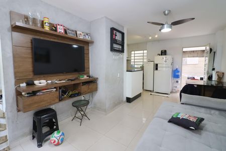 Sala de casa de condomínio à venda com 2 quartos, 66m² em Santa Maria, Osasco