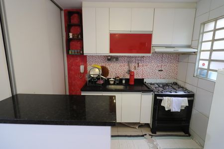 Cozinha de casa de condomínio à venda com 2 quartos, 66m² em Santa Maria, Osasco