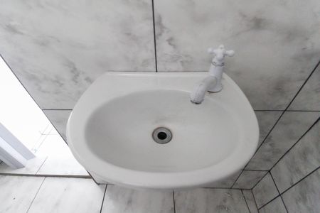 Banheiro de kitnet/studio para alugar com 1 quarto, 20m² em Parada Quinze de Novembro, São Paulo