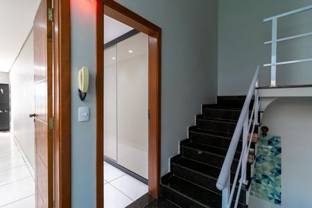 Casa à venda com 192m², 3 quartos e 3 vagas Casa à venda com 192m², 3 quartos e 3 vagasEscada dos Quartos