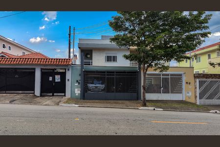 Casa à venda com 192m², 3 quartos e 3 vagas Casa à venda com 192m², 3 quartos e 3 vagasFachada