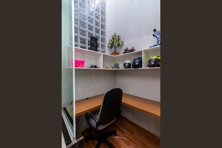 Casa à venda com 192m², 3 quartos e 3 vagas Casa à venda com 192m², 3 quartos e 3 vagasEscritório