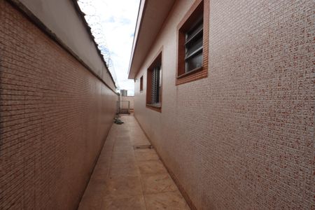 Casa à venda com 244m², 3 quartos e 3 vagasCorredor Lateral